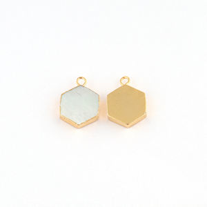 Connecteur fait main en forme d'hexagone unique, nacre naturelle avec bélière en laiton à bord galvanisé pour la fabrication de bijoux - Product Image 2