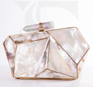 Embragues de metal y resina hechos a medida con adornos de piedra y asas temáticas de ramitas de árboles ideales para reventa en tiendas de moda - Product Image 5