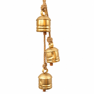 Carillon doré poli avec trois clochettes métalliques évasées, bandes à rebord surélevé et claquettes en bois - Product Image 3