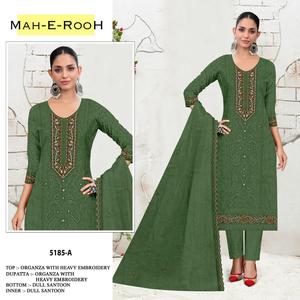 Costume pakistanais de luxe avec broderie à paillettes de 3mm et travail élégant en khatli, parfait pour les occasions de fête et de mariage - Product Image 1