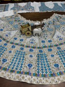 Les paillettes de vêtements brodés en fausse georgette populaires pour femmes fonctionnent avec Cancan & Canvas Patta Lace en vente! - Product Image 3