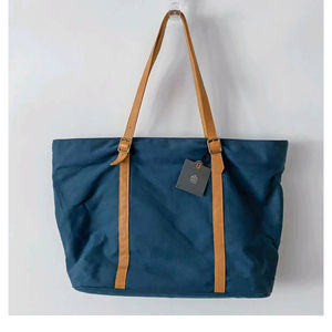 Sac fourre-tout en toile minimaliste bleu marine avec de longues bandoulières en similicuir bleu marine et beige, conçu pour un transport quotidien propre - Product Image 1