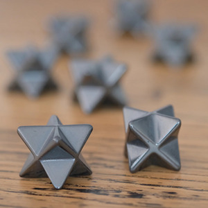 Étoile Merkaba en hématite naturelle de qualité étonnante, cristal de géométrie sacrée sculpté à la main pour la mise à la terre et la guérison énergétique en vente - Product Image 4