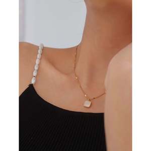 Collar con Colgante de Nácar Genuino, Chapado en Oro, Resistente al Deslustre, con Forma Geométrica, Regalo para Ella - Product Image 4