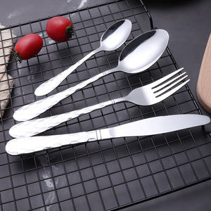 Ensemble de couverts dorés modernes, fabriqués en acier inoxydable robuste, offrant une sensation de qualité supérieure à chaque repas. - Product Image 1