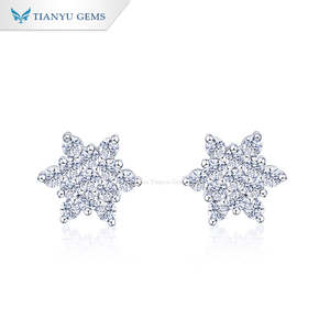 Boucles d'oreilles clous en moissanite ronde flocon de neige, plaquées argent et or, classiques, élégantes et minimalistes, Tianyu Gems. - Product Image 4