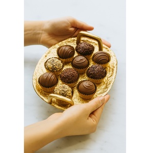 Bandeja DE SERVICIO DE METAL decorativa con acabado dorado, ideal para chocolates, frutas secas o aperitivos, lo que hace que cada mesa sea más elegante - Product Image 4