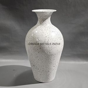 Jarrón moderno de metal blanco texturizado con cuello acampanado de patrón moteado único ideal para exhibir y diseñar interiores sofisticados - Product Image 3