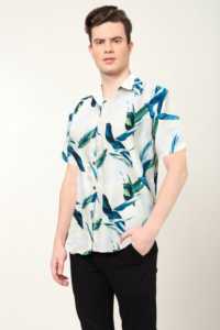 Camisa de poliéster con estampado tropical multicolor para hombre, estilo elegante, corte regular, con cuello y mangas cortas para uso casual de verano. - Product Image 4