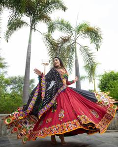 NAVARATRI LENGHA CHOLI CON BLUSA DE TRABAJO DE ESPEJO Y DUPATTA HEAVY FLAIR LENGHA CHOLI PARA NIÑA Y MUJER DE MEETALI CREATION - Product Image 2