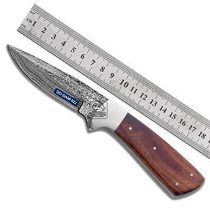 Cuchillo de caza hecho a mano con hoja de acero de refuerzo de acero damasco y mango de madera de caoba y Funda de cuero en relieve - Product Image 1
