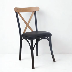 KORVEX Avec son dossier en bois massif et ses pieds profilés, cette chaise de salle à manger noire au design moderne convient à tous les espaces. - Product Image 1