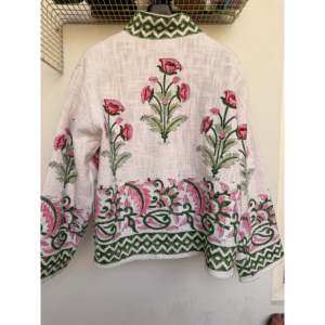 Veste bomber réversible Blush Garden pour femme, matelassée avec décoration patchwork imprimée, taille XL, logo personnalisé, cuir, fourrure - Product Image 3