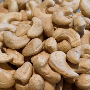 Top Selling Vietnam Cashew Nuts W320 Premium Quality USDA / EU Organic <b>Certification</b> Vacuum Packed for Food Processing - Product Image 1