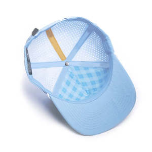 Casquette de golf unisexe perforée à 5 panneaux, sportive et personnalisable, avec patch en caoutchouc, support magnétique pour balles et clip porte-tee, 100% polyester - Product Image 4