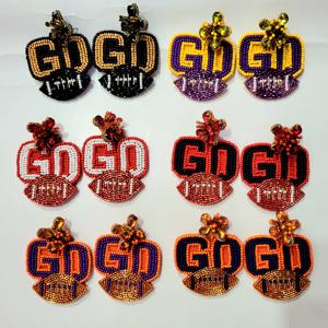 Pendientes de fútbol gameday, pendientes bordados de cuentas de semillas de la India, pendientes hechos a mano para mujeres y niñas - Product Image 6