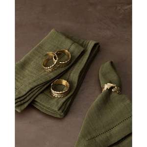 Elegantes servilleteros redondos de latón con patrones martillados e ideales para bodas y cenas formales y detalles de mesa de banquetes - Product Image 1