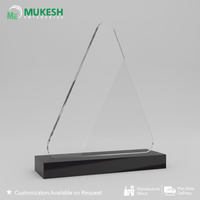 Trophée triangulaire moderne en acrylique gravé, durable, poli, impression typographique, récompenses d'entreprise, reconnaissance des employés, Mukesh