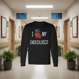 Camiseta de manga larga con diseño visual de corazón y juego de palabras de "I Love My Cardiologist Heart" - Product Image 3