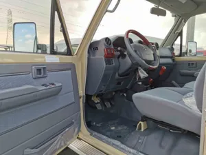 2023 para Toyota para Land Cruiser 79 Pick-up Double Cab 4.2L Diesel Manual usado con dirección izquierda y asientos de cuero - Product Image 5