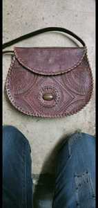 Cartera de cuero tallado a mano, monedero hecho a medida, color morado, con piedras preciosas reales, adecuada para tiendas de temática vintage para reventa - Product Image 4