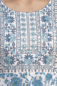 สง่างามและเหนือกาลเวลา ชุดอนาร์กาลีลายดอกไม้สีน้ำเงินนี้ ผสมผสานความงดงามแบบดั้งเดิมและความสง่างามในชีวิตประจำวันได้อย่างลงตัว นุ่มสบายและระบายอากาศได้ดี - Product Image 5