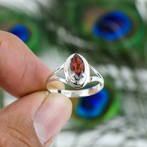 Anillo de Eternidad de Plata de Ley 925 con Baño de Rodio, con Cabujón de Granate, Hecho a Mano, Joyería Fina de Moda - Product Image 4