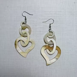 Boucles d'oreilles en os de corne faites à la main Meilleure vente Ensemble de boucles d'oreilles Huggie Vintage par Crescent Crafts - Product Image 4