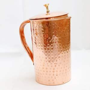 Pichet en cuivre artisanal avec finition haute brillance et prise solide destiné à la décoration de cuisine élégante et aux cadeaux inspirés du bien-être - Product Image 1