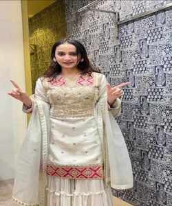 RICH LOOK VICHITRA SOIE DE BRODERIE SÉQUENCE ET CODAGE TRAVAIL TOP SHARARA AVEC DUPATTA FESTIVE WEAR PRIX DE GROS VÊTEMENT ETHNIQUE - Product Image 3