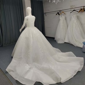 ANY190 Vestido de Novia Moderno Color Marfil con Lentejuelas, Bordado Floral de Encaje, Apliques de Cristal, Ecológico, con Cola Larga Tipo Capilla - Product Image 3