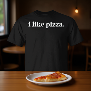T-Shirt Minimalista con Citazione 'I Like Pizza' per Amanti della Cucina, Ideale per Promozioni - Product Image 3