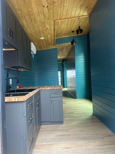 Maisonnette préfabriquée moderne et contemporaine en acier, 40x8 pieds, 320 pieds carrés, 1 chambre, 1 salle de bain, bois et métal - Product Image 5