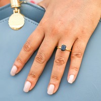 Bague de fiançailles en zircon taille émeraude plaqué rhodium, fabrication artisanale, sertie à griffes, certifiée par un tiers, en argent sterling