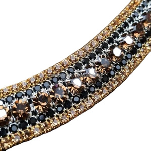Productos Ecuestres de caballo curvo, banda de cuero para cejas de caballo con 5 filas de 18mm, cristales dorados y negros azabache ostentosos, precio al por mayor - Product Image 1