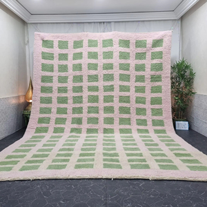 Alfombra Bereber Marroquí Hecha a Mano en Verde Menta y Blanco, Pelo Alto, Patrón Geométrico con Cuadrícula Azilal, Lana de Oveja Beniourain - Product Image 1