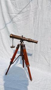 Télescope artisanal en métal et en bois inspiré des instruments marins traditionnels, pour cadeau de collectionneur et accent d'intérieur - Product Image 4