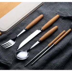 Ensemble de couverts à tête argentée avec manche en bois Ensemble de couverts élégant en acier inoxydable pour salle à manger, cuisine, restaurants et événements spéciaux - Product Image 3