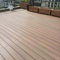 Planches de terrasse composites modernes à faible entretien, surface imperméable à l'eau avec grain de bois, pour l'aménagement extérieur de jardins et salons.