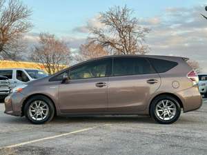 Toyota Prius v Two FWD 2017 - Product Image 4