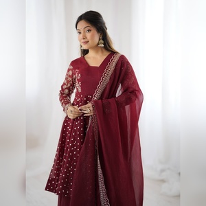 Ensemble sharara en soie croquante tendance pour femmes avec travail de sequins, prêt à être expédié, tenue de fête pour la saison festive 2025 - Product Image 4