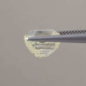 พลอยไพลินสีเหลืองธรรมชาติ รูปไข่ ขนาด 10x9 มม. น้ำหนัก 6.63 กะรัต ได้รับการรับรองจาก IGI สำหรับทำเครื่องประดับ ขัดเงา/ลงน้ำมัน 100% ด้วยแว็กซ์/น้ำมัน ขนาด 8 มม. - Product Image 3