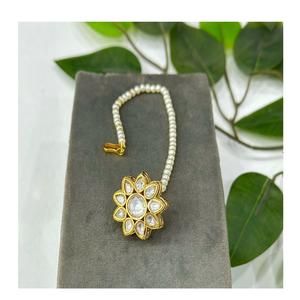 Hermoso Tikka de Latón Chapado en Oro de Primera Calidad con Incrustaciones de Kundan para Mujeres, Niñas y Novias para Bodas y Fiestas - Product Image 2