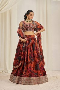 Lehenga de organza con estampado floral con Zari, Dori, Sequin Work | Lehenga semicosido, blusa descosida y Dupatta bordada - Product Image 4