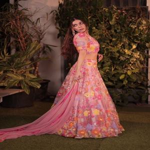 Traje de Novia Lehenga Choli de Tela Suave con Bordado y Lentejuelas, Compra en Línea, Proveedor de India de Surat, Moda Femenina - Product Image 1