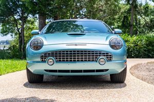 Ford Thunderbird 2002 d'occasion en bon état, 26 000 milles, 2 propriétaires, moteur V8, toit rigide amovible d'origine - Product Image 1