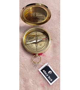 Brújula de bolsillo Brújula de navegación al aire libre con llavero dorado - Product Image 1