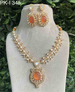 Elegante conjunto de joyería de boda Kundan con collar y pendientes de latón adornados con diamantes americanos brillantes para novias - Product Image 1