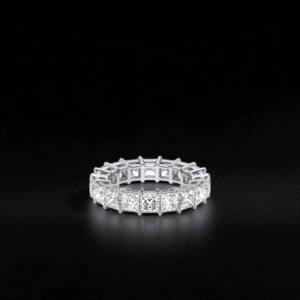 Anillo de banda de eternidad de diamante de corte princesa de moissanita de 4,00 quilates de quilates hecho en plata para ella - Product Image 5