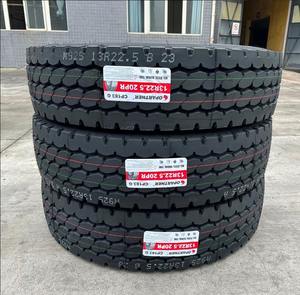 Neumático de tracción de alta capacidad 285/75R24.5 con diseño de tacos profundos diseñado para una fuerte tracción y un rendimiento de larga duración para vehículos pesados - Product Image 4